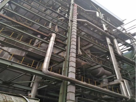貴州省清鎮(zhèn)市后午電廠廠區(qū)煙囪拆除現(xiàn)場